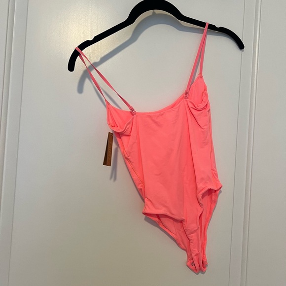 SKIMS FITS EVERYBODY CAMI BODYSUIT SORBET - Picture 3 of 3